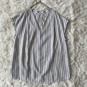 Queclip Striped V-Neck Sleeveless Blouse M Black and White